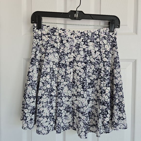 Dynamite Chiffon Floral Skirt in size xs - Picture 4 of 5